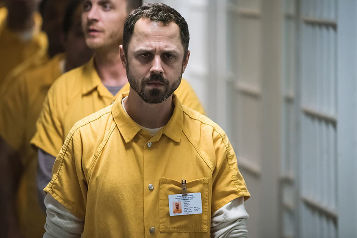 Giovanni Ribisi dan Ethan Embry dalam serial drama kriminal Sneaky Pete (2015).
