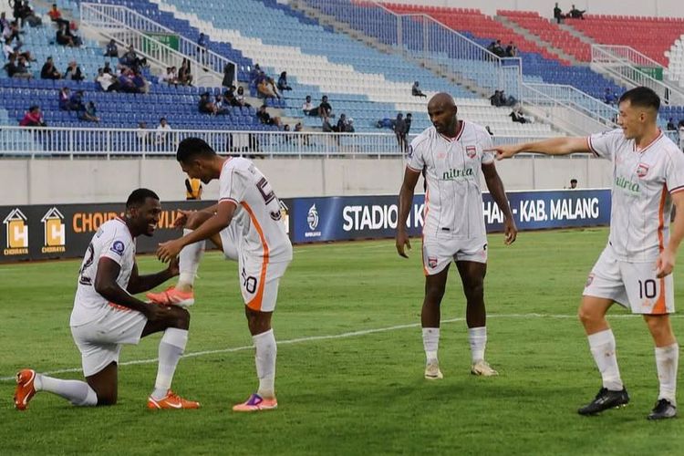 Pemain Borneo FC selebrasi usai menjebol gawang Arema FC pada laga pekan ke-10 Super League 2025-2026 yang berakhir dengan skor 1-3 di Stadion Kanjuruhan Kepanjen, Kabupaten Malang, Minggu (26/10/2025) sore.
