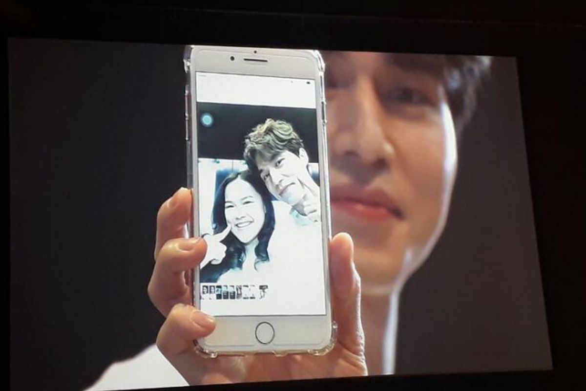 Salah satu penggemar beruntung yang bisa selfie bareng Lee Dong Wook dalam fan meeting bertajuk For My Dear di Kasablanka Hall, Kota Kasablanka, Jakarta Selatan, Sabtu (20/5/2017).