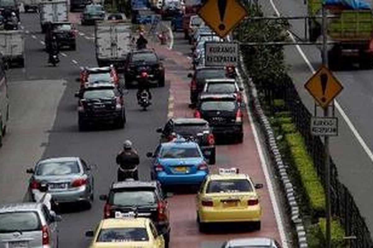 Kepadatan lalu lintas kendaraan bermotor di gerbang tol Semanggi, Jakarta, Kamis (9/12/2010). 