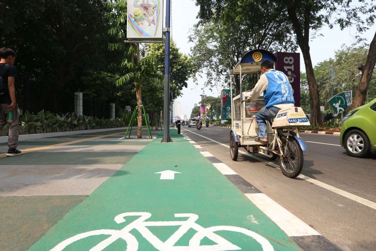 Kondisi jalur sepeda di Jalan Asia Afrika, Jakarta, Rabu (01/08/2018). Jalur sepeda di sepanjang jalan ini terhalang beberapa tiang lampu penerangan jalan umum (PJU), tiang lampu lalu lintas, hingga tiang rambu penunjuk jalan.