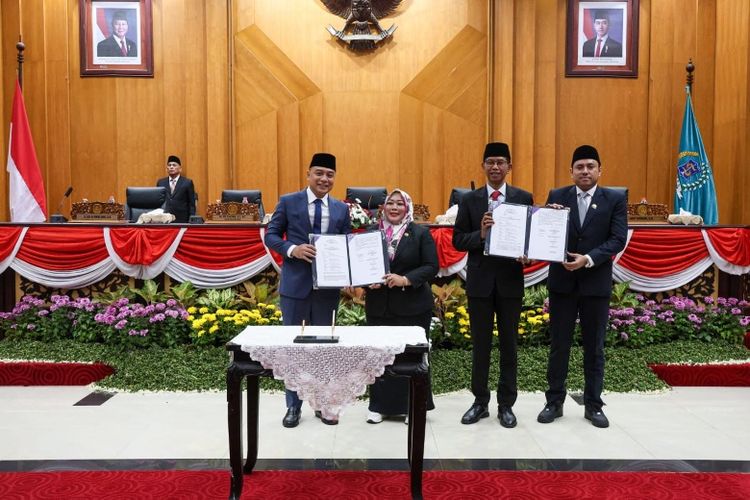 Dewan Perwakilan Rakyat Daerah (DPRD) Kota Surabaya bersama Wali Kota Surabaya Eri Cahyadi menetapkan Perubahan Kebijakan Umum APBD (KUA) serta Prioritas dan Plafon Anggaran Sementara (PPAS) 2025 pada Selasa (5/8/2025). 