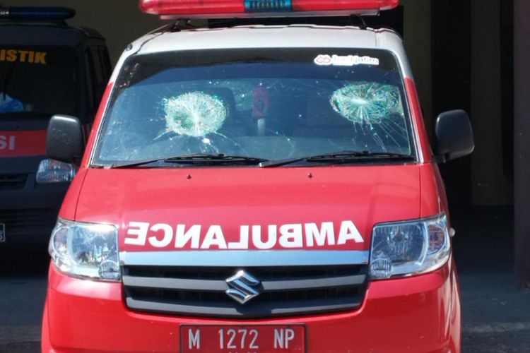 Mobil ambulans RSUD Sampang, Jawa Timur, dirusak orang tak dikenal. 