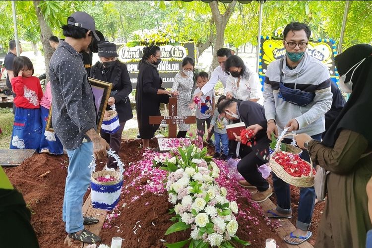 Jenazah pelawak senior Eddy Gombloh dimakamkan di TPU Tegal Alur, Kalideres, Jakarta Barat pada Jumat (5/8/2022).