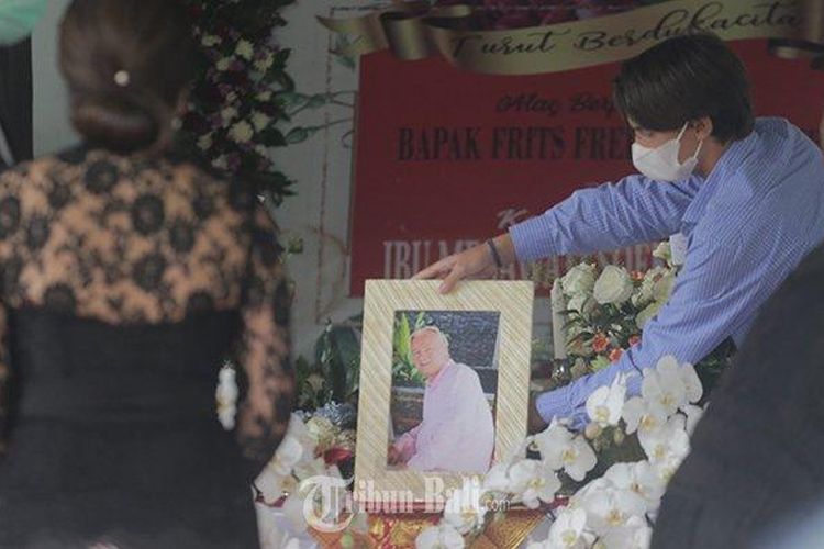Jenazah Frits Frederik Seegers tiba di tempat Krematorium Kertha Semadi, Mumbul, Badung, Bali, Senin 8 Februari 2021. Tampak Dewi Soekarno dan Kartika Sari Dewi beserta keluarga hadir dalam acara pemakaman tersebut. 

