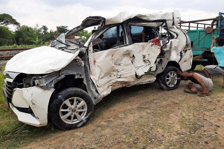 Kecelakaan maut terjadi antara kereta api barang dan mobil Toyota Avanza bernopol AE 1903 VS di rel perlintasan KA sebidang tanpa palang pintu di Desa Medani, Kecamatan Tegowanu, Kabupaten Grobogan, Jawa Tengah, Rabu (27/10/2021).