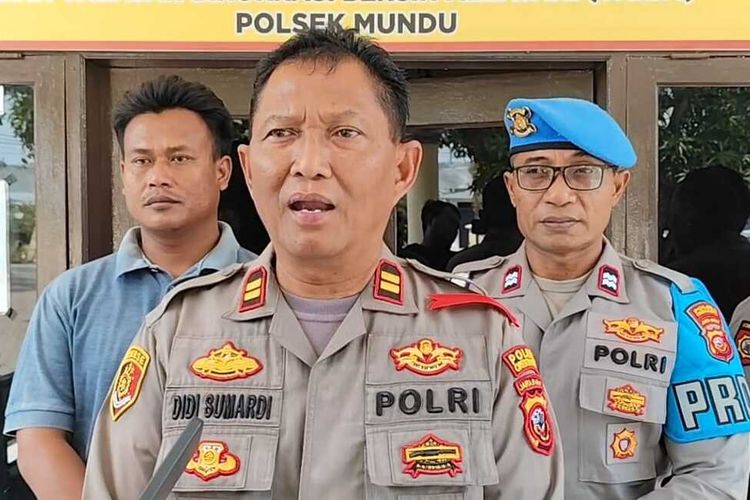 Kapolsek Mundu IPTU Didi Sumardi menjelaskan aksi pengejaran terduga pelaku penculikan anak di depan kantor balaidesa Suci Kecamatan Mundu Kabupaten Cirebon Jawa Barat pada Senin (14/10/10/2024) malam. Petugas kepolisian melerai dan membawa terduga pelaku ke rumah sakit. Pihaknya juga mendalami identitas pelaku yang belum diketahui hingga saat ini.