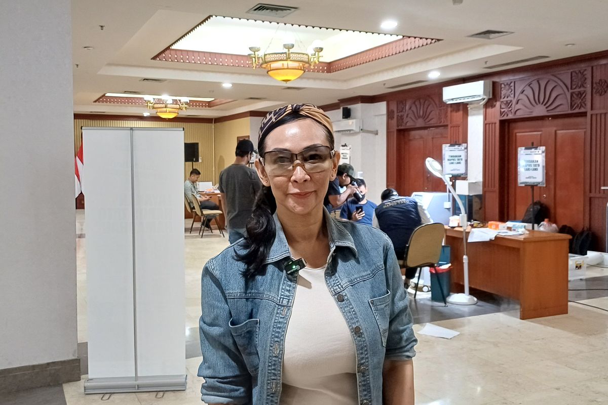 Seorang wanita bernama Sagita saat mengikuti program hapus tato yang diselenggarakan Baznas (Bazis) DKI Jakarta di Kantor Wali Kota Jakarta Selatan, Kamis (21/3/2024).