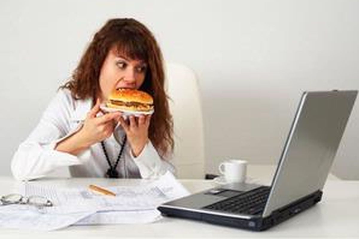 Doyan ngemil, padahal di kantor duduk sepanjang hari, bikin metabolisme melambat.