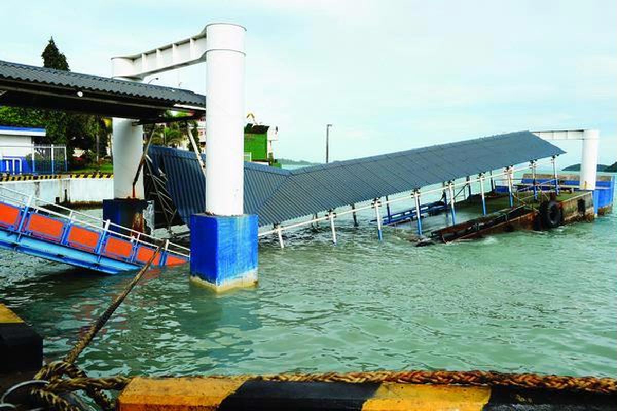 Akibat cuaca ekstrem, dermaga ponton untuk kapal cepat di Pelabuhan Bakauheni, Provinsi Lampung, rusak berat, bahkan nyaris tenggelam, Jumat (11/1). Cuaca ekstrem tiga hari terakhir juga menyebabkan Dermaga IV dan V Bakauheni tidak beroperasi.