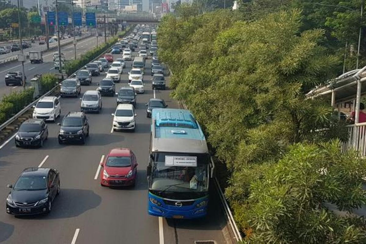 Bus APTB melintas di Tol Dalam Kota, Jakarta, Rabu (1/6/2016). Bus-bus tersebut dilarang melintas di Jalur Transjakarta mulai hari ini. Bus berwarna biru itu juga tak lagi memakai nama APTB.