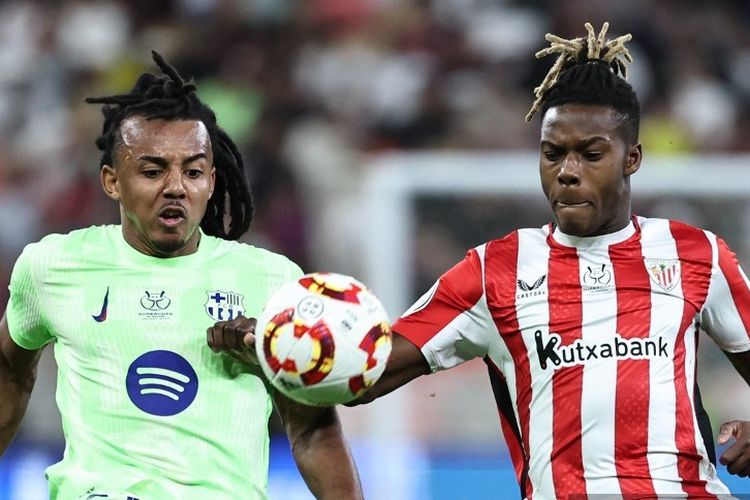 Jules Kounde (kiri) berebut bola dengan Nico Williams dalam pertandingan semifinal Piala Super Spanyol antara Athletic Bilbao vs Barcelona di King Abdullah Sport City di Jeddah pada 8 Januari 2025. (Photo by FADEL SENNA / AFP)
