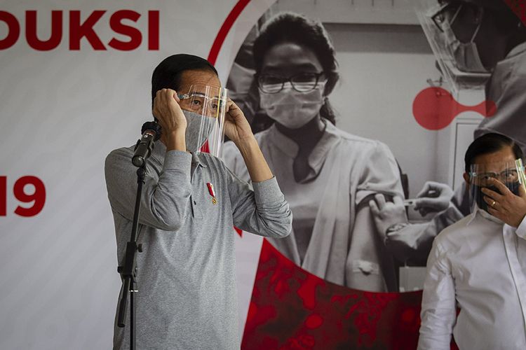 Presiden Joko Widodo bersama Sekretaris Kabinet Pramono Anung (kanan) seusai melakukan peninjauan fasilitas produksi dan uji klinis tahap III vaksin COVID-19 di Fakultas Kedokteran Universitas Padjadjaran, Bandung, Selasa (11/8/2020). Dalam kegiatan tersebut dijadwalkan juga penyuntikan kepada 1.620 subyek relawan yang ditargetkan semua uji klinis termasuk otorisasi dari BPOM akan tuntas pada Januari 2021.