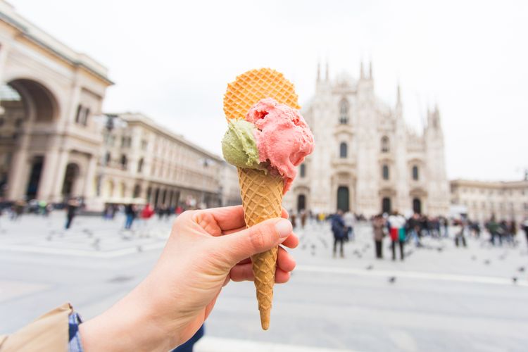 Ilustrasi gelato di depan Duomo di Milano di Milan, Italia.