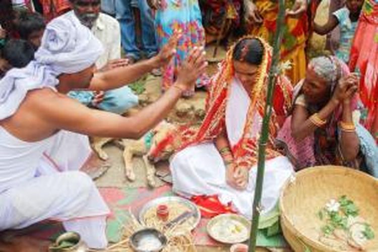 Seorang tetua desa memberkati pernikahan Mangli Munda dan 