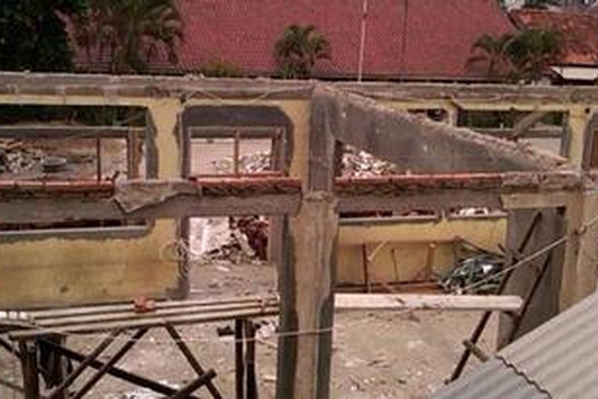 Sebuah atap bangunan Sekolah Dasar Negeri (SDN) 03 di Jalan Haji Ten Raya, RT 06 RW 03, Rawamangun, Pulogadung, Jakarta Timur, ambruk pada Selasa (6/11/2012) malam. Tak ada korban jiwa dalam peristiwa tersebut.