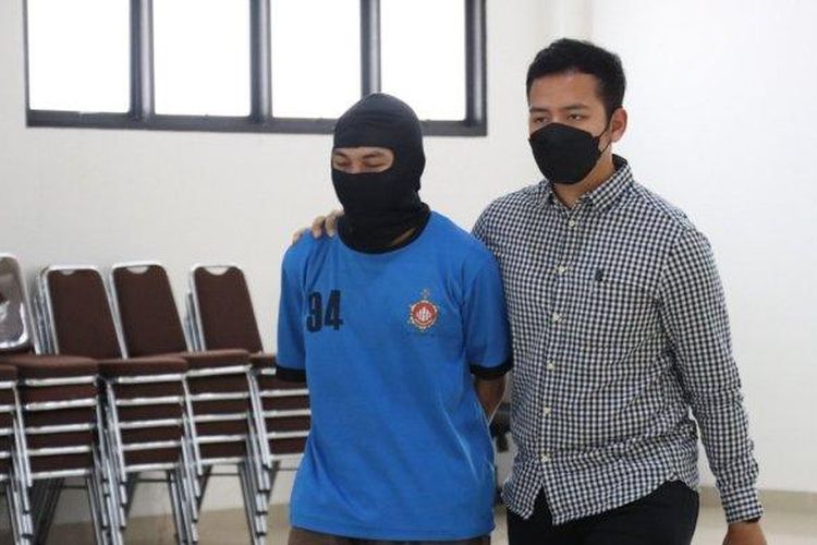 
Sat Reskrim Polres Bogor berhasil meringkus seorang pria berinial SH di Ciseeng, Kabupaten Bogor pada Rabu (28/9/2022). 
