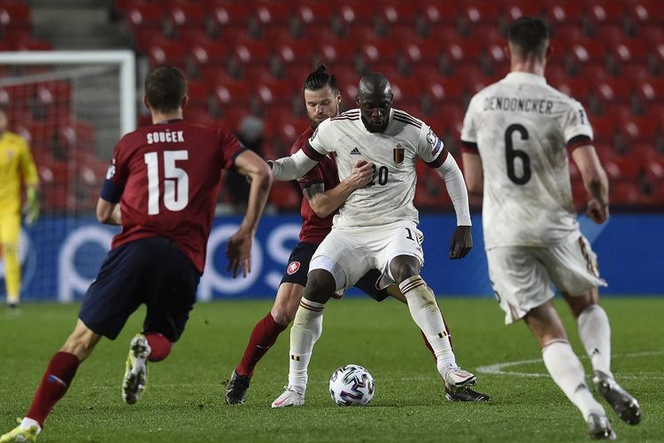 Penyerang Belgia Romelu Lukaku melindungi bola dari bek Ceko Ondrej Celustka pada laga Kualifikasi Piala Dunia 2022 (Grup E) yang berlangsung di Eden Arena, Praha, Minggu (28/3/2021) dini hari WIB.