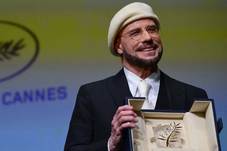 Tangkapan layar akun Instagram John Travolta @johntravolta. John Travolta mencuri perhatian di Cannes 2026 lewat penampilan barunya saat datang bersama putrinya, Ella Bleu.