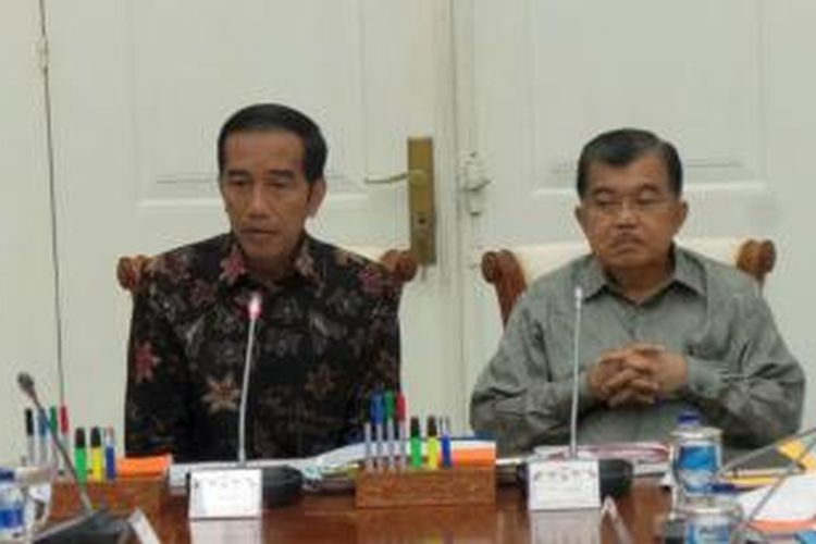 Presiden Joko Widodo dan Wakil Presiden Jusuf Kalla saat memimpin rapat terbatas di Istana Kepresidenan Bogor, Jawa Barat, Senin (16/2/2015).