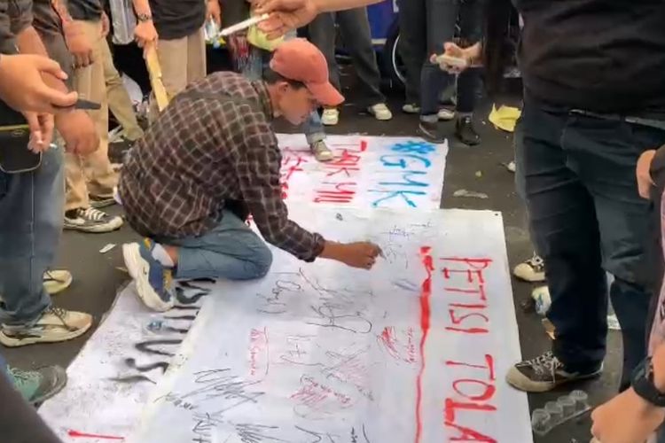 Sejumlah mahasiswa menggelar aksi menolak revisi UU TNI di depan kantor DPRD Sumatera Utara, Jalan Imam Bonjol, Kota Medan pada Kamis (20/3/2025). 