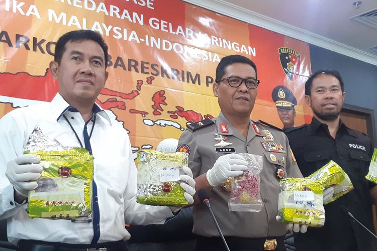 Kepala Biro Penerangan Masyarakat (Karopenmas) Divisi Humas Polri Brigjen Argo Yuwono menunjukan barang bukti di Gedung Bareskrim Polri, Jakarta, Kamis (26/12/2019).