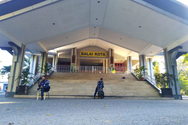 Balai Kota Samarinda saat ditutup sementara waktu untuk kegiatan kedinasan setelah terbentuk klaster penularan Covid-19, Jumat (17/7/2020). 