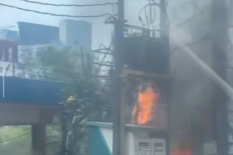Gara-gara Bakar Sampah, Gardu Listrik di Kalimalang Bekasi Kebakaran