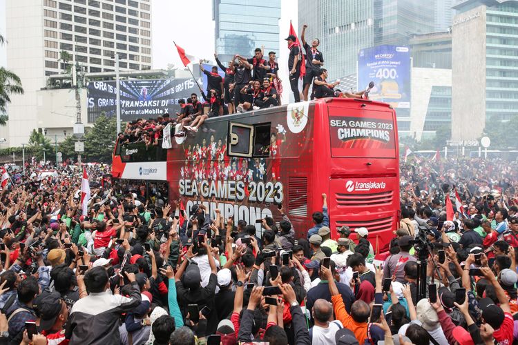 Pawai Timnas Skuad Garuda Muda disambut mayarakat di Budaran Hotel Indonesia, Jakarta, Jumat (19/5/2023).  Timnas U22 Indonesia berhasil meraih medali emas SEA Games 2023.