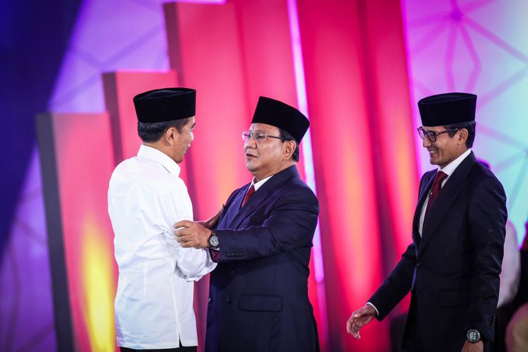 Pasangan calon presiden nomor urut 1, Joko Widodo beserta pasangan calon presiden dan wakil presiden nomor urut 2, Prabowo Subianto dan Sandiaga Uno berjabat tangan setelah debat pilpres pertama di Hotel Bidakara, Jakarta Selatan, Kamis (17/1/2019). Tema debat pilpres pertama yaitu mengangkat isu Hukum, HAM, Korupsi, dan Terorisme.