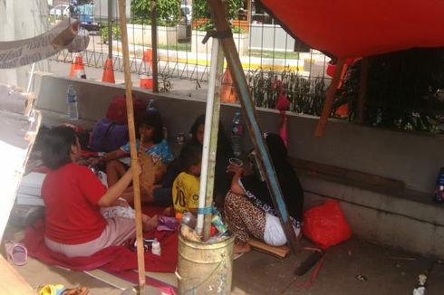 Puluhan Warga Rawajati Bertahan dengan Tenda di Lokasi Gusuran