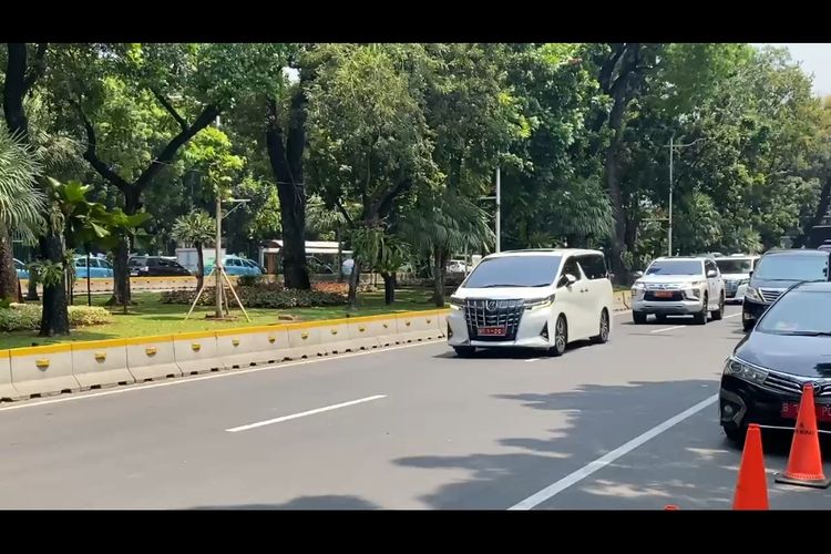 Mobil dinas Kementerian Pertahanan (Kemenhan) yang ditumpangi Presiden Terpilih sekaligus Menteri Pertahanan, Prabowo Subianto tiba di Kantor Kemenhan, Jakarta, Kamis (17/10/2024) siang. 