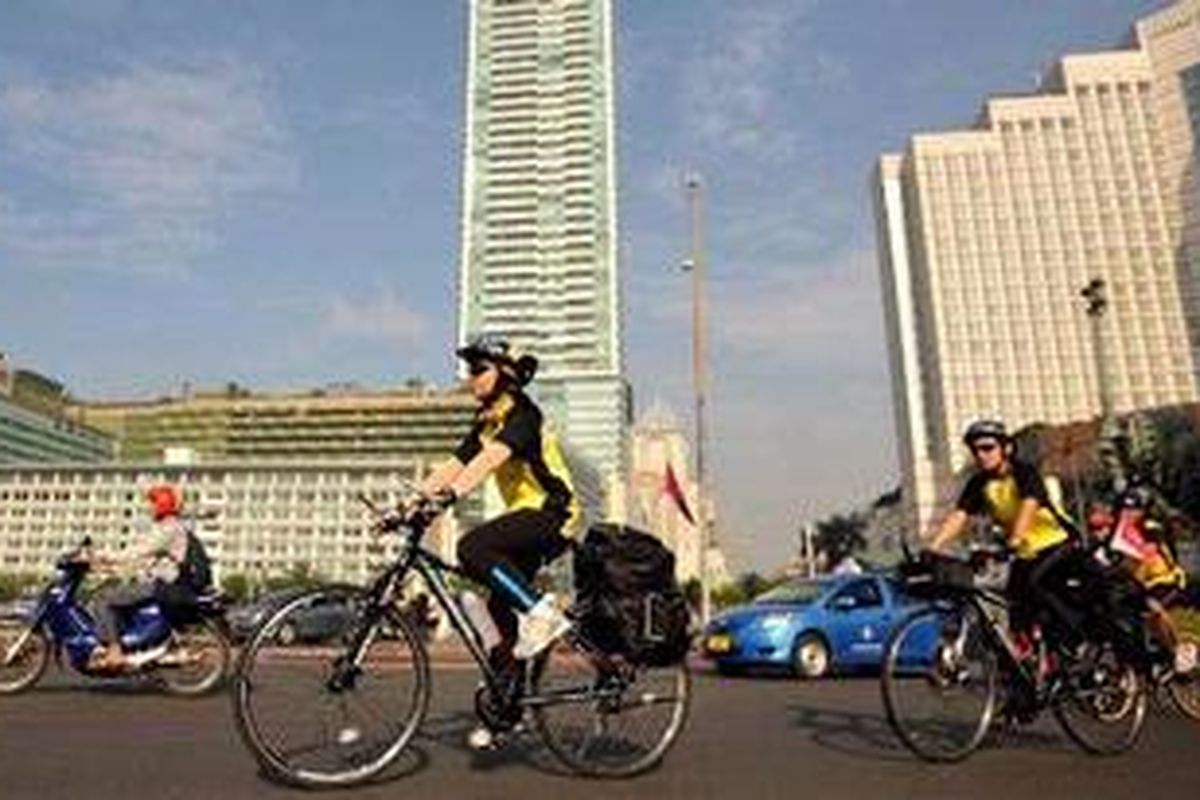 Peserta Srikandi Bike to Work Gowes to Jepara melintasi kawasan Bundaran Hotel Indonesia, Jakarta, saat mengawali etape pertama Jakarta-Sadang sejauh 100 kilometer, Rabu (13/4/2011). Sebanyak 10 perempuan dari komunitas pekerja bersepeda akan menempuh perjalanan Jakarta-Jepara. Kegiatan ini selain untuk memperingati Hari Kartini juga mengkampanyekan bersepeda yang aman bagi perempuan.   