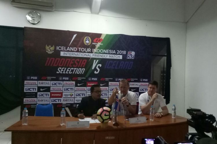 Pelatih tim nasional Islandia, Heimir Hallgrimsson (tengah), menghadiri sesi konferensi pers seusai laga persahabatan melawan Indonesia Selection, di Stadion Maguwoharjo, Sleman, Yogyakarta, Kamis (11/1/2018).