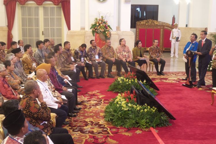 Presiden Joko Widodo saat berpidato di acara pembukaan Rapat Koordinasi Nasional Pengawasan Internal Pemerintah Tahun 2017 di Istana Negara, Kamis (18/5/2017).