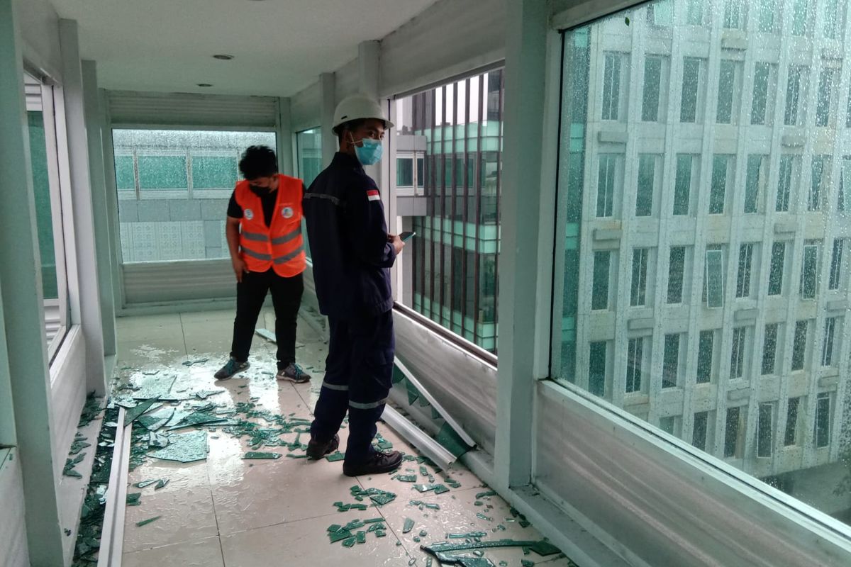 Kaca Pecah di Lantai 3 Balai Kota Tangsel Akibat Hujan Deras Disertai Angin dan Kilat Petir