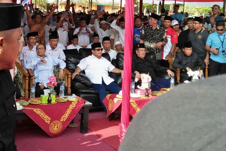 Calon Presiden nomor urut 02, Prabowo Subianto (tengah) saat berkunjung ke Ponpes Sunan Drajat, Minggu (24/2/2019) sore.