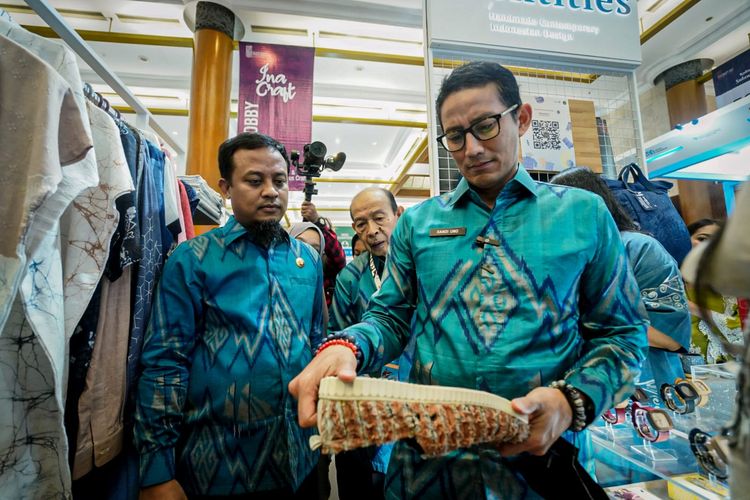 Menteri Pariwisata dan Ekonomi Kreatif (Menparekraf) RI, Sandiaga Salahuddin Uno saat mengunjungi tenant produk kerajinan di Paviliun Sulsel dalam The 23th Jakarta International Handicraft Trade Fair di Jakarta Convention Center, Rabu (1/3/2023).

