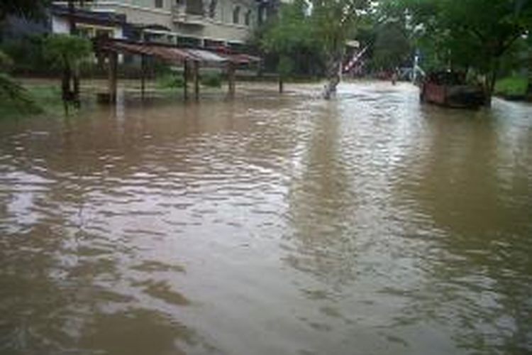 Banjir kembali melanda beberapa wilayah di Manado, Sabtu (20/7/2013)