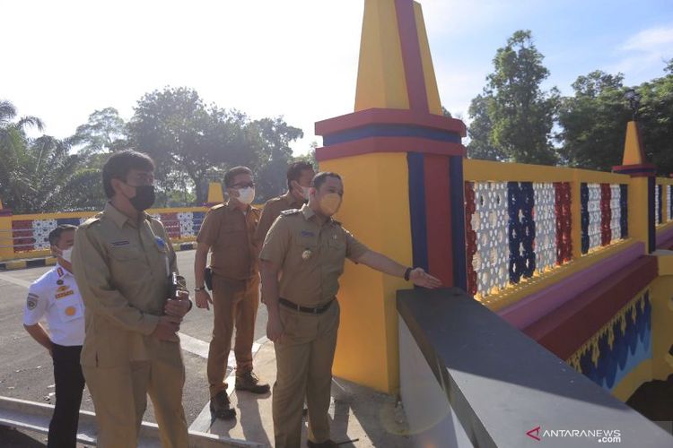 Wali Kota Arief R Wismansyah saat meninjau di Lokasi Jembatan Mokevart bersama Kepala Dinas Perhubungan Wahyudi dan Kepala Dinas PUPR Kota Tangerang Decky, Selasa (4/1/21).