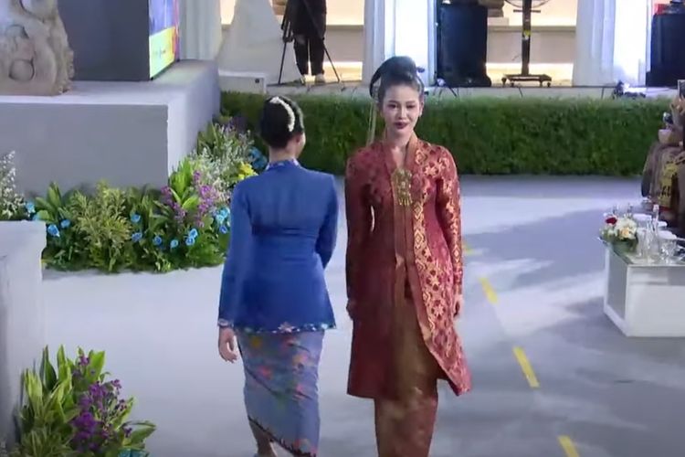 Kebaya labuh Melayu dan sanggul siput ekor kera khas Riau yang ditampilkan dalam peragaan busana di acara Kebaya Bercerita di Taman Arca, Museum Nasional Indonesia, Rabu (13/8/2025).