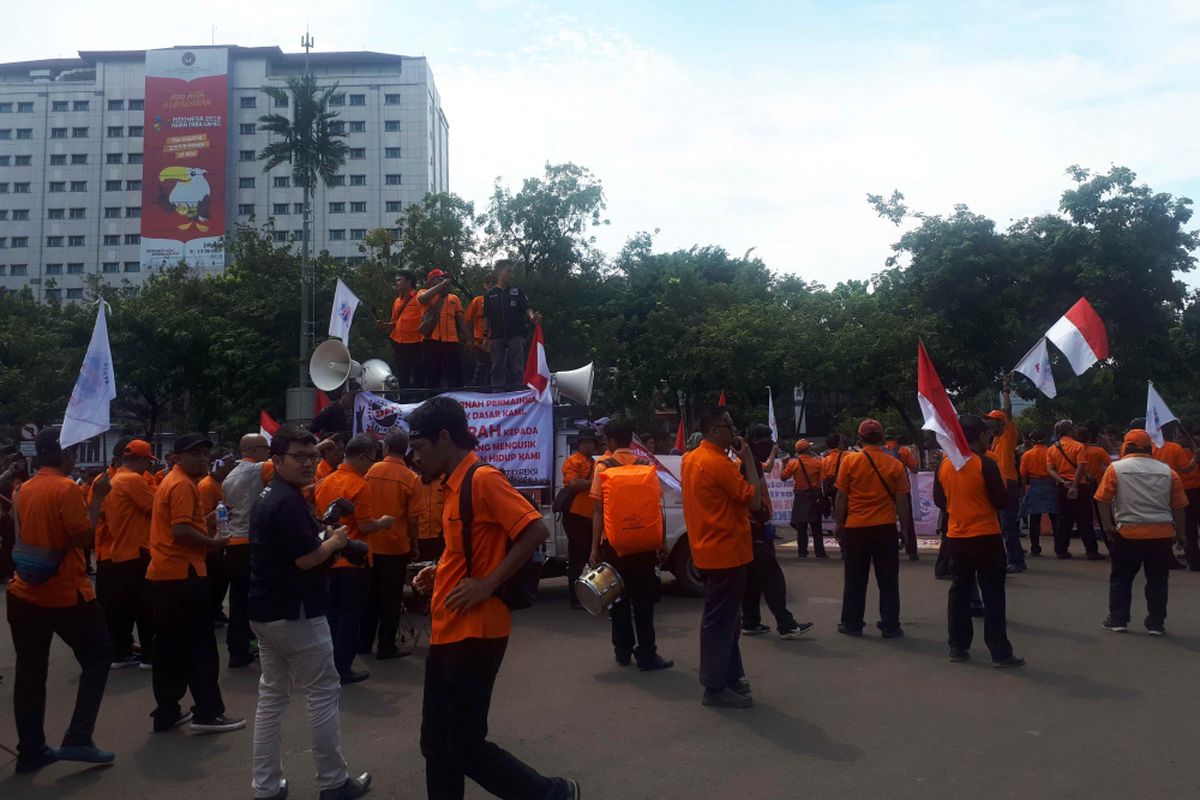 Sejumlah pegawai PT Pos Indonesia yang tergabung dalam Serikat Pekerja Pos Indonesia Kuat Bermartabat (SPPIKB) menggelar aksi demo di depan Istana Negara, Jakarta Pusat, Rabu (6/2/2019). 