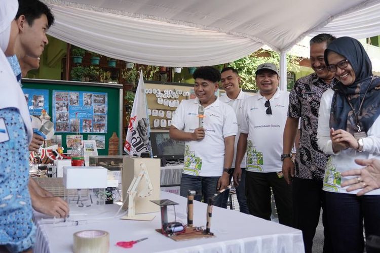 Karya teknologi energinya di Upcycling Expo dalam acara Sekolah Energi Berdikari Pertamina di Sekolah Adiwiyata, SMA N 14 Semarang, Rabu (13/12/2023).
