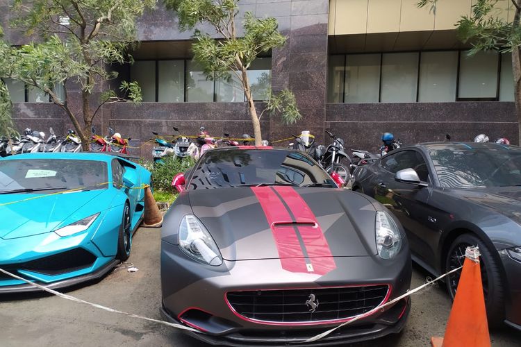 Mobil Ferrari milik tersangka kasus penipuan via aplikasi Binomo Indra Kesuma alias Indra Kenz di Gedung Bareskrim, Mabes Polri, Jakarta, Senin (23/5/2022).