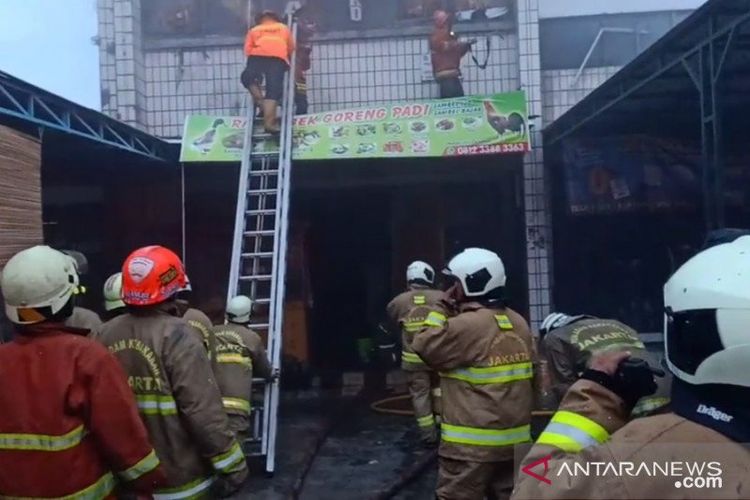 Petugas pemadam kebakaran Jakarta Timur memadamkan api yang membakar bangunan ruko untuk kafe dan karaoke di Jalan Jatinegara Timur, Minggu (9/2/2020). Seorang pegawai dilaporkan tewas dalam kejadian itu. 