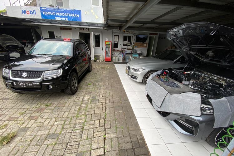 Suasana bengkel Provis Autolab di Pondok Ranji, Bintaro, Jakarta Selatan.