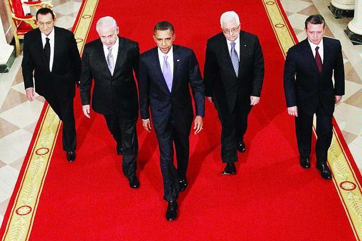 Presiden Mesir Hosni Mubarak, Perdana Menteri Israel Benjamin Netanyahu, Presiden AS Barack Obama, Presiden Palestina Mahmoud Abbas, dan Raja Jordania Abdullah II (dari kiri ke kanan) saat berjalan menuju Ruang Timur Gedung Putih sebelum memberikan pernyataan tentang negosiasi damai Timur Tengah di Washington, AS, Rabu (1/9).