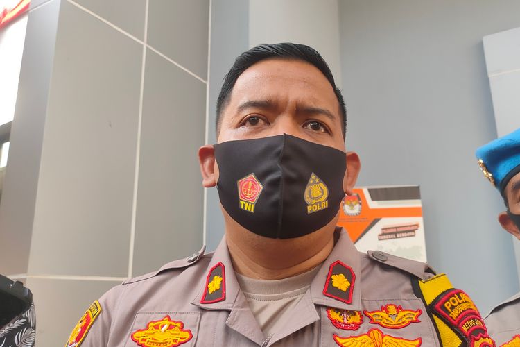 Wakapolres Tangerang Selatan Kompol Stephanus Luckyto saat diwawancarai di Depan Gedung KPU Tangerang Selatan, Jumat (4/9/2020)