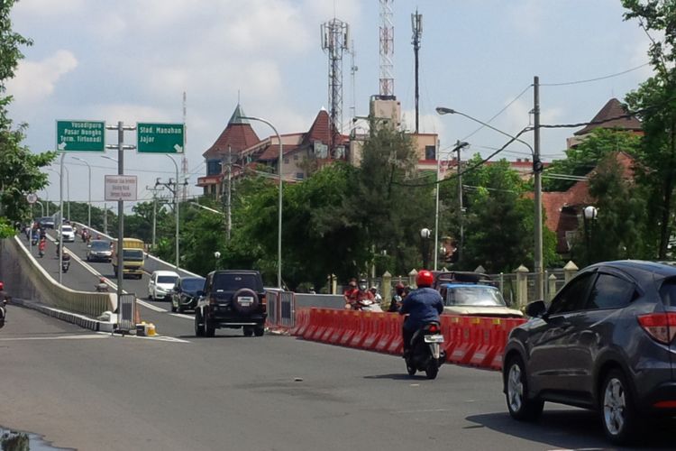 Kendaraan melewati jalan layang (flyover) Manahan, Solo, Jawa Tengah, Sabtu (12/1/2019).