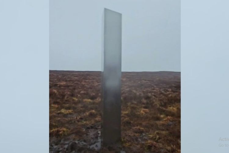 Monolit perak misterius setinggi 3 meter yang ditemukan di Wales.